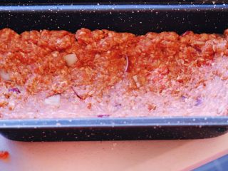 Meatloaf进阶版
（让同事流口水的带饭利器1）,拿出loaf pan 把肉糜用手按压进模具 注意咯⚠️要塑造成中间低四周高的样子 这就是进阶版和普通版开始有区别的地方啦