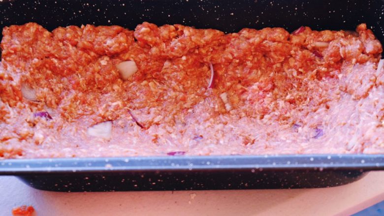 Meatloaf进阶版
（让同事流口水的带饭利器1）,拿出loaf pan 把肉糜用手按压进模具 注意咯⚠️要塑造成中间低四周高的样子 这就是进阶版和普通版开始有区别的地方啦