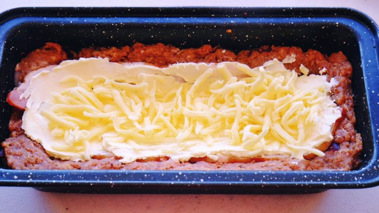 Meatloaf进阶版
（让同事流口水的带饭利器1）,然后按个人喜好撒上马苏里拉奶酪 我因为没有薄片状的 如果你们有 那就用薄片的 更服帖 成品会更好看