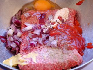 Meatloaf进阶版
（让同事流口水的带饭利器1）,把所有调料倒进一个大碗碗里 然后适量撒上盐和胡椒 盐不用太多 因为番茄酱里本来就自带盐巴了哈