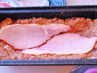 Meatloaf进阶版
（让同事流口水的带饭利器1）,先把培根按压进肉糜的凹陷处 我的培根比较大 所以用两块 