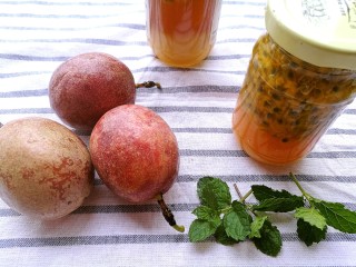 热夏消暑百香果蜜&莫吉多,装入消毒过的密封罐中，放入冰箱冷藏。
