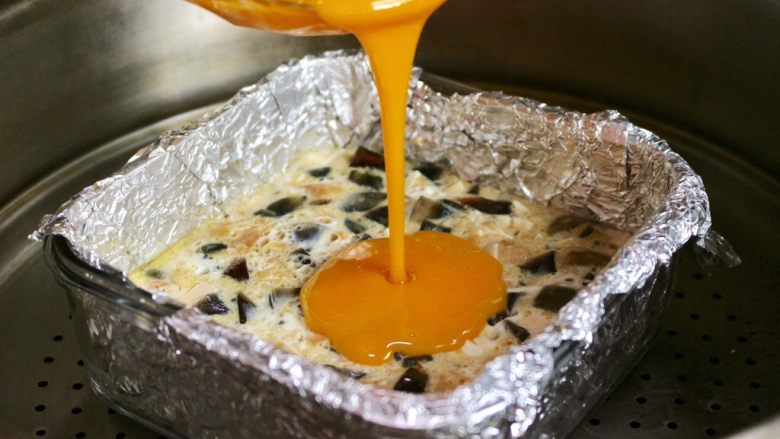 三色蒸蛋,10分钟后蛋黄倒入蒸碗中，再蒸10分钟