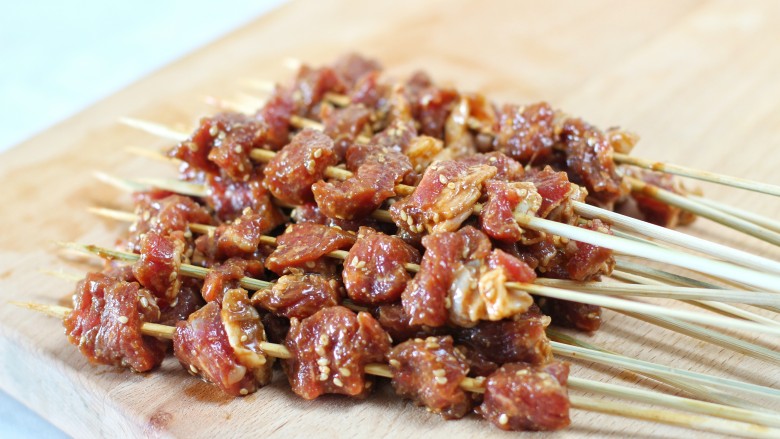 香烤肉串,把腌制好的牛肉块肥瘦相间的穿到竹签上，每块肉之间留一些空隙