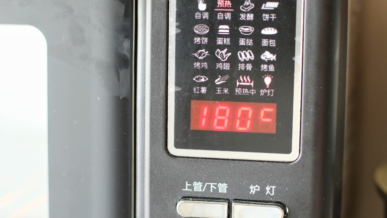 香烤肉串,烤箱上下火180度预热，烤制时间定15分钟