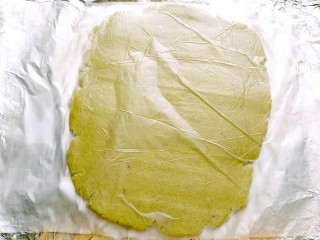 抹茶全麦饼干,下边铺上烘焙油纸，上边用保鲜膜盖上，擀成1cm厚的面饼，冰箱冷藏30分钟