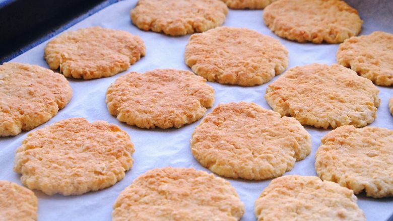 土澳人民爱吃的甜品1
—Anzac饼干 简单快手,烤箱180度 12-15分钟 上色成金色就OK了