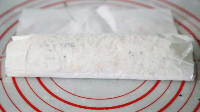 武汉小吃 糯米包油条,用卷寿司的手法，用油纸卷起糯米包上油条。