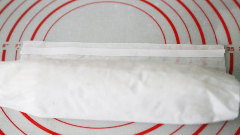 武汉小吃 糯米包油条,为了方便携带，可以在油纸最边缘沾上双面胶封口。