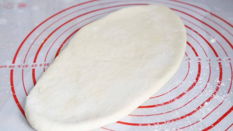 武汉小吃 糯米包油条,松弛后的面团，用擀面杖擀成一厘米厚的面皮。