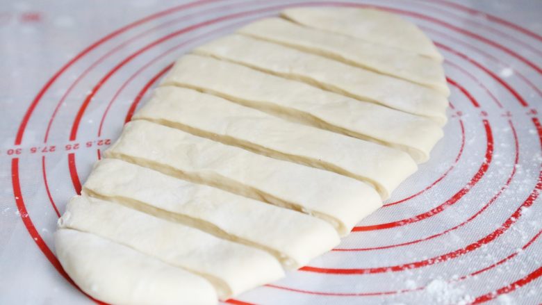 武汉小吃 糯米包油条,用到将面团切成2厘米宽的面皮。