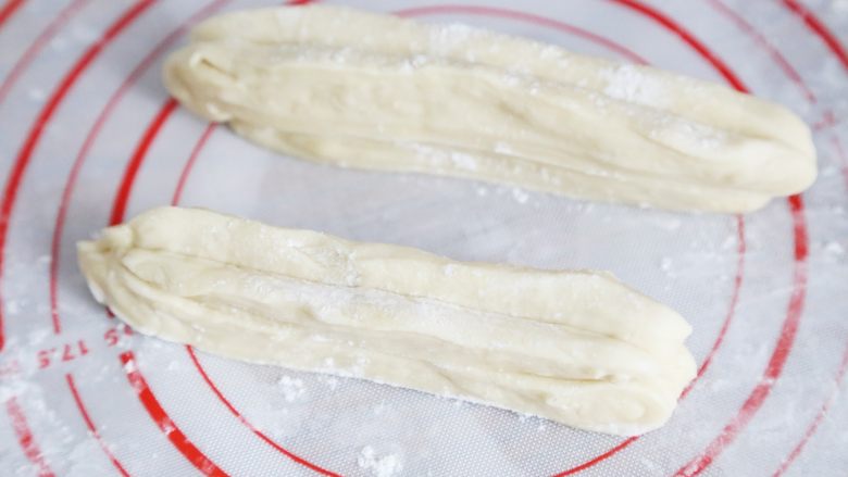 武汉小吃 糯米包油条,切好的面皮两两叠在一起，拿一根筷子，在中间压紧，两端用手捏紧。