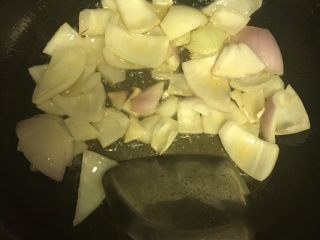 泰式椰浆咖喱牛腩,接下来，玉米油烧热，先放入洋葱煸出香味。