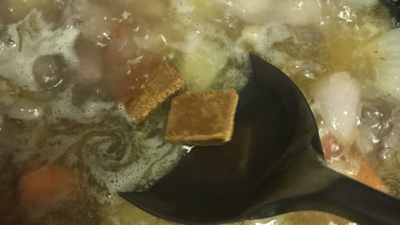 泰式椰浆咖喱牛腩,大火烧开汤汁，放入一勺半盐，2-3块泰国咖喱（看下图）喜欢咖喱味浓的就放3块。