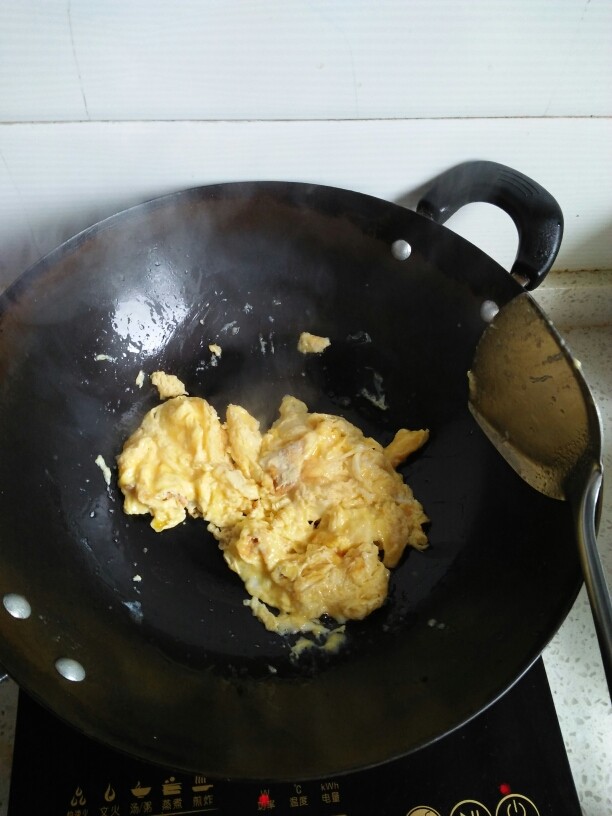 包菜粉丝鸡蛋包,锅里放入适量的猪油，把鸡蛋煎成型盛出来。