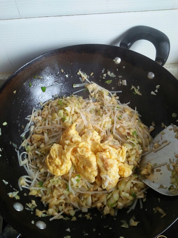 包菜粉丝鸡蛋包,粉丝炒软放入鸡蛋翻炒，把鸡蛋弄碎一点。