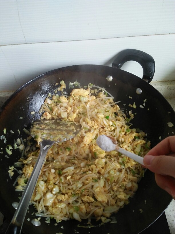包菜粉丝鸡蛋包,放适量的盐翻炒。