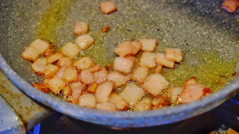 酥皮大变身1
—   卷起的美味,注意⚠️不要同时煎培根和萨拉米 先煎培根 煎到金黄 才会酥脆