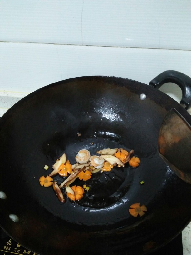 咖喱时蔬虾仁面,放香菇，胡萝卜翻炒。