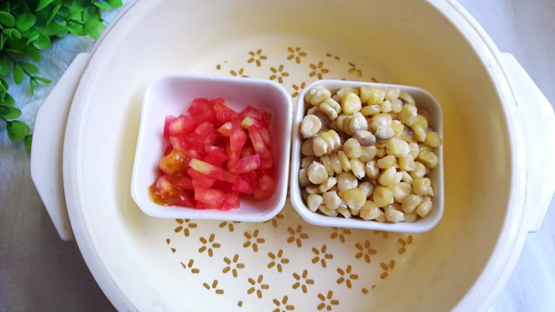 番茄玉米糊,将西红柿颗粒和玉米粒放入蒸锅蒸15分钟出锅