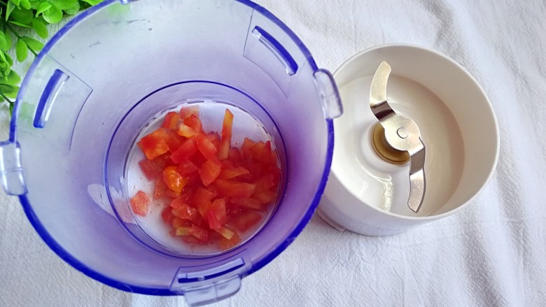 番茄玉米糊,出锅后将西红柿颗粒倒入辅食机