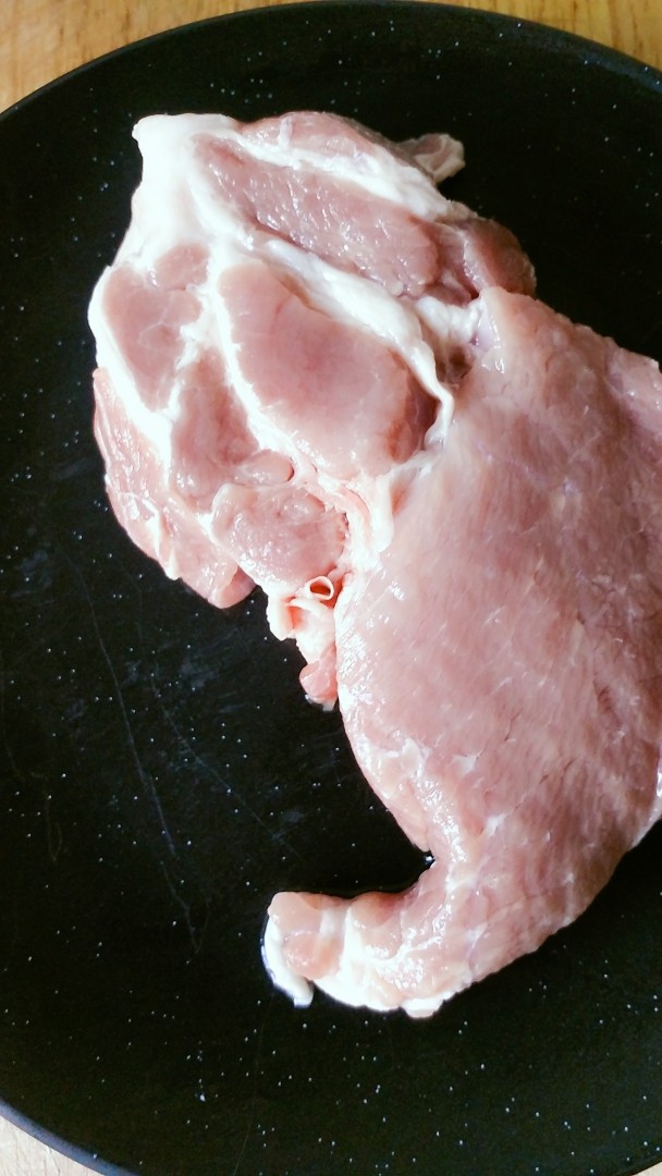 蜜汁猪肉脯,肉洗净用料理机打碎成肉末，或用刀剁碎也可以一定要碎碎的 肥瘦要均匀