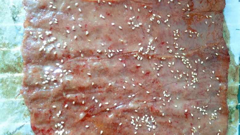 蜜汁猪肉脯,再次取出再刷蜂蜜水，撒白芝麻，如烤箱5分钟