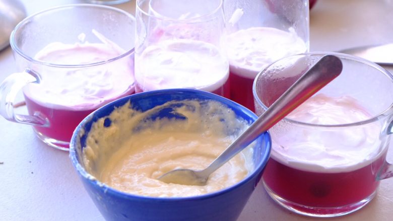 土澳人民爱吃的甜品2
——层次丰富的Trifle蛋糕,拿出冷藏后的果冻和椰香卡仕达酱