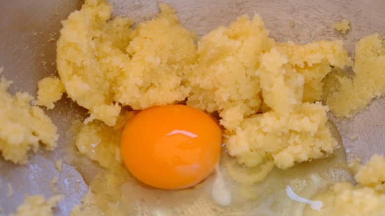 土澳人民爱吃的甜品2
——层次丰富的Trifle蛋糕,然后一次敲入1个鸡蛋后混合均匀 再敲入下一个鸡蛋 一共三个鸡蛋
