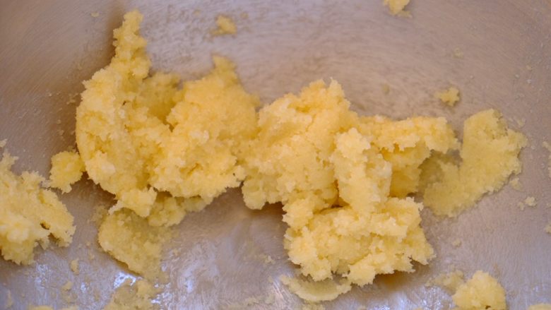 土澳人民爱吃的甜品2
——层次丰富的Trifle蛋糕,先用打蛋器将黄油和糖混合搅打到没有颗粒感 颜色稍稍变淡