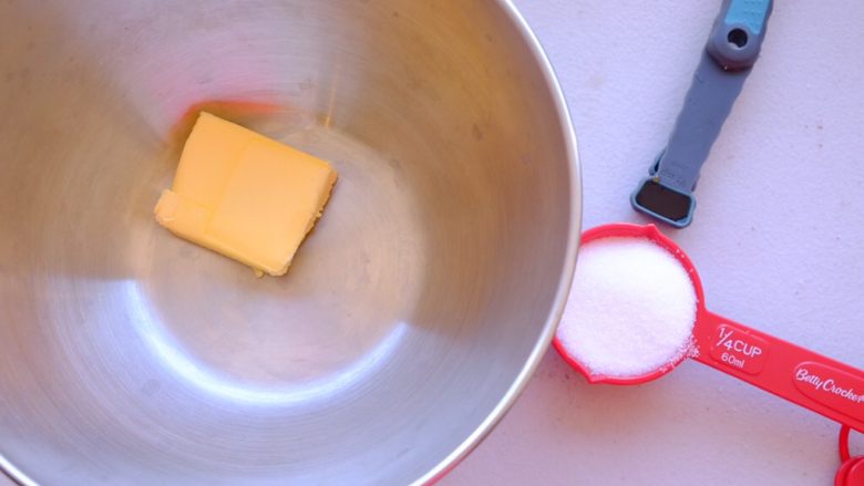 土澳人民爱吃的甜品2
——层次丰富的Trifle蛋糕,按照份量称取 黄油可以提早点拿出来软化 但是千万不要加热 那不是软化是直接液化了