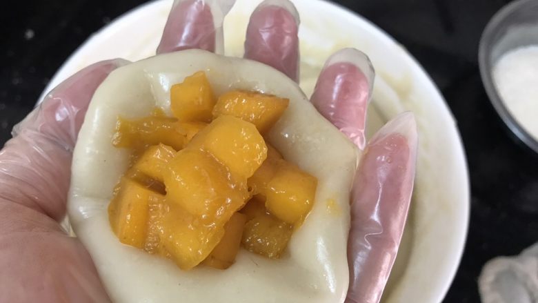 花生芝麻&芒果糯米糍,把芒果粒放置面饼中间