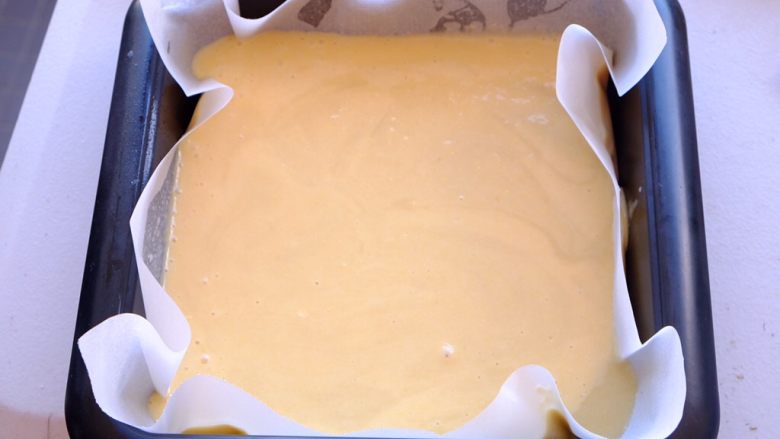土澳人民爱吃的甜品2
——层次丰富的Trifle蛋糕,然后在模具里垫上烘培纸 倒入混合物 轻震几下 震去打起泡
