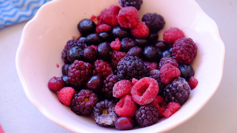 土澳人民爱吃的甜品2
——层次丰富的Trifle蛋糕,先取出一碗冷冻莓类 放进微波炉叮30秒-1分钟 直到软化有液体出来