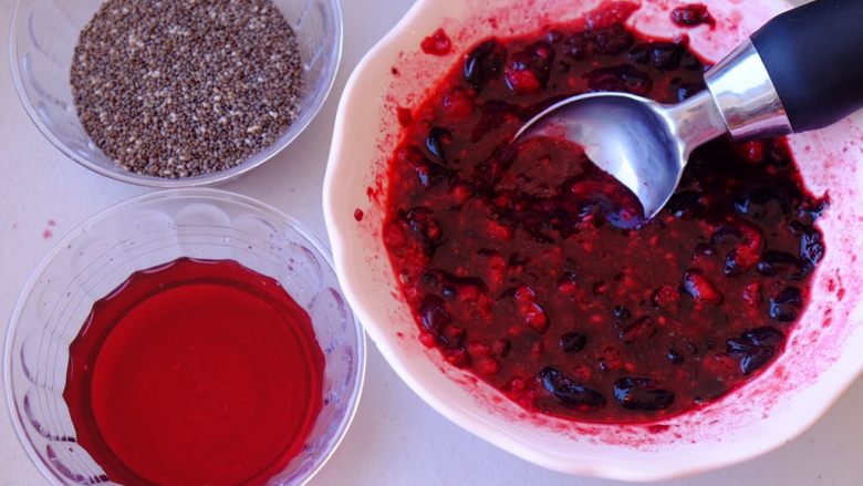 土澳人民爱吃的甜品2
——层次丰富的Trifle蛋糕,称取一小碗果汁和奇亚籽 倒入刚才碾碎的莓类里 要耐心搅拌哦 因为一开始奇亚籽是会浮在表面上的