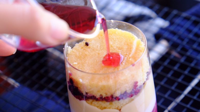 土澳人民爱吃的甜品2
——层次丰富的Trifle蛋糕,往松糕的表面再倒一点蔓越莓汁 这样松糕吃起来会更加软 也更有风味