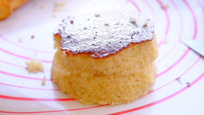 土澳人民爱吃的甜品2
——层次丰富的Trifle蛋糕,放凉后 用杯子当模具 在松糕上压出需要的大小和图案