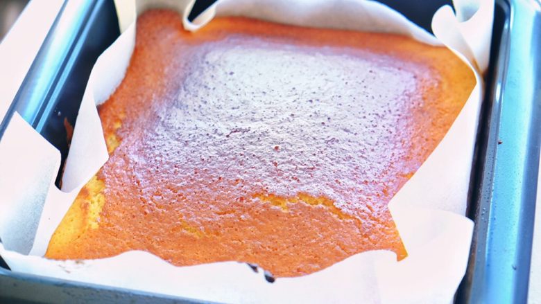 土澳人民爱吃的甜品2
——层次丰富的Trifle蛋糕,烤完从烤箱中取出后先不要立刻脱模 烤盘中先静止10分钟