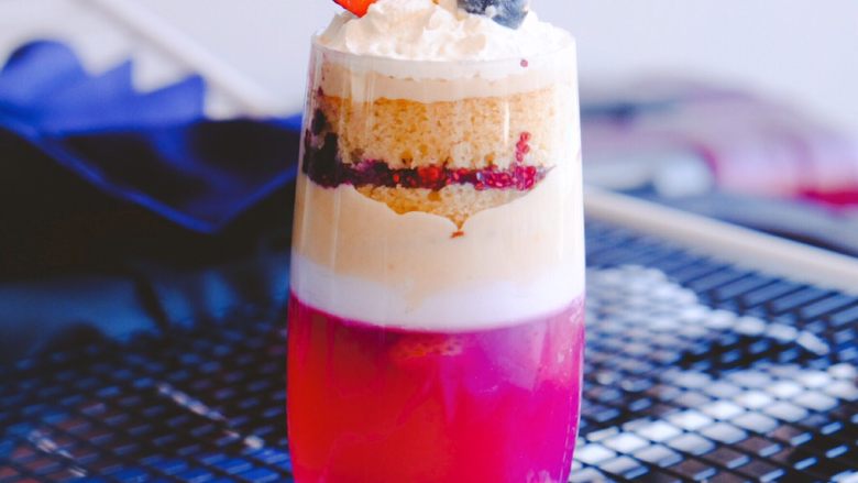 土澳人民爱吃的甜品2
——层次丰富的Trifle蛋糕,涂抹在松糕顶上 插上蓝莓 草莓 哒啦 Trifle做好啦