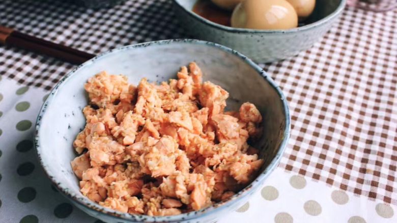 日式鲑鱼松,吃法一：当作小菜！配白饭面食都可以！