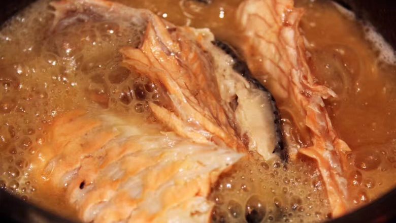 日式鲑鱼松,基本颜色也很深，然后也很浓稠啦。关火。盖上厨房纸巾。然后，静置一小时。