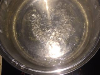 荷塘小炒,锅里水烧开，加入盐，油