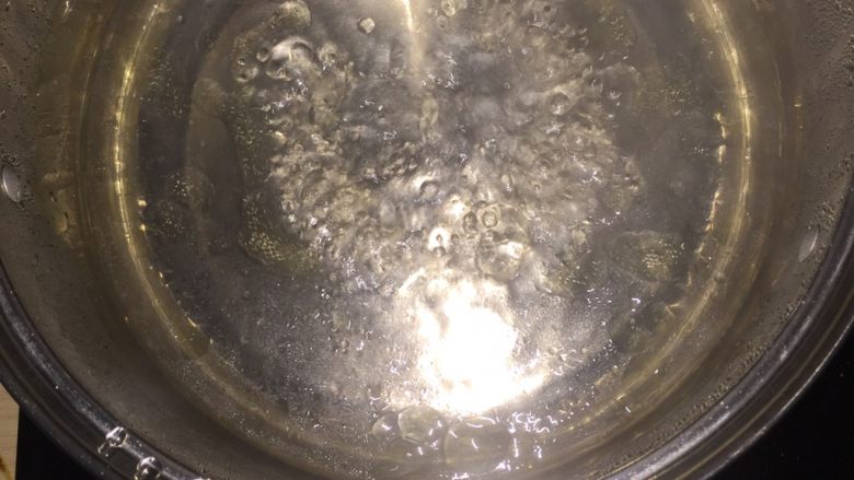 荷塘小炒,锅里水烧开，加入盐，油