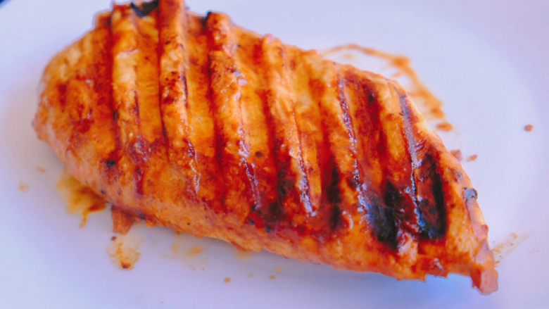 秘制异国风味鸡胸肉腌料&绝佳搭配
（减肥必备）,接下来介绍个BBQ鸡胸肉的绝配吃法哦 煎好的鸡胸肉放一边晾凉