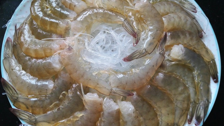 蒜蓉粉丝蒸虾,把虾按顺序均匀的码放在粉丝上