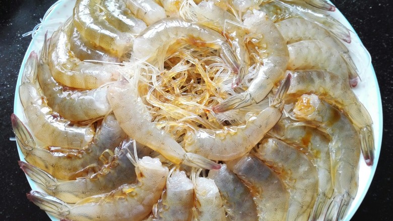 蒜蓉粉丝蒸虾,把酱汁均匀的浇在虾和粉丝上