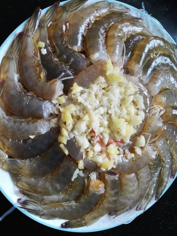 蒜蓉粉丝蒸虾,浇在虾中间