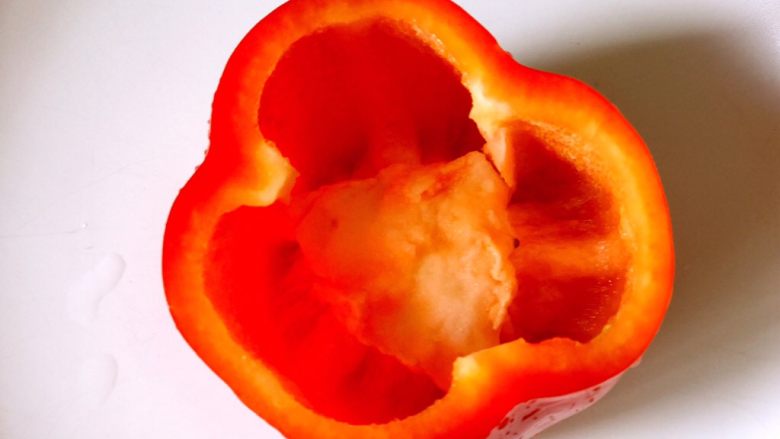 焗烤甜椒盅,把紅椒切掉上部1/3，掏空去籽