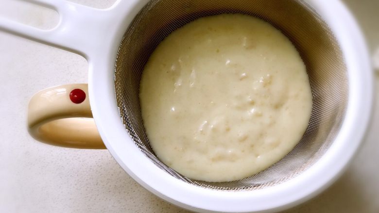 焗烤甜椒盅,加入牛奶稀釋后過篩，這樣會讓奶油汁更細膩。
