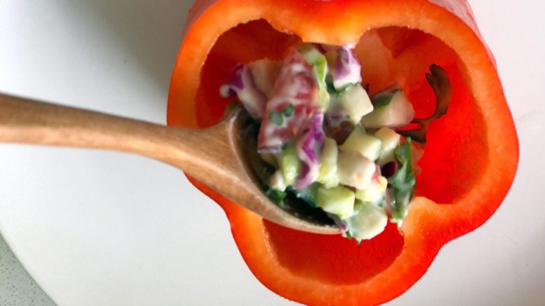 焗烤甜椒盅,將蔬菜餡填入